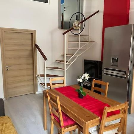 Comfy Apartment With Low Ceiling Attic Atény Exteriér fotografie