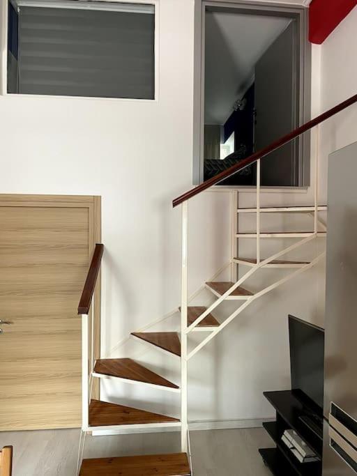 Comfy Apartment With Low Ceiling Attic Atény Exteriér fotografie
