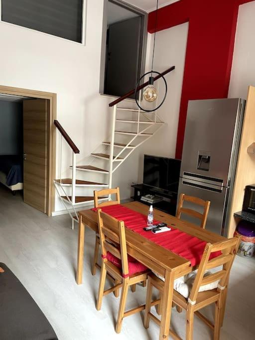 Comfy Apartment With Low Ceiling Attic Atény Exteriér fotografie