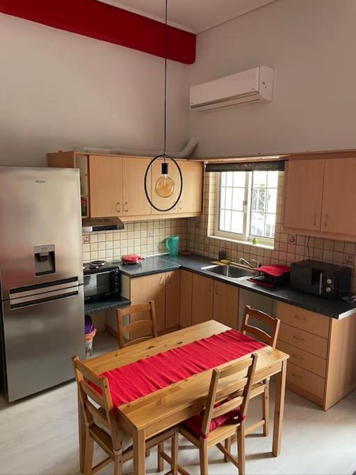 Comfy Apartment With Low Ceiling Attic Atény Exteriér fotografie