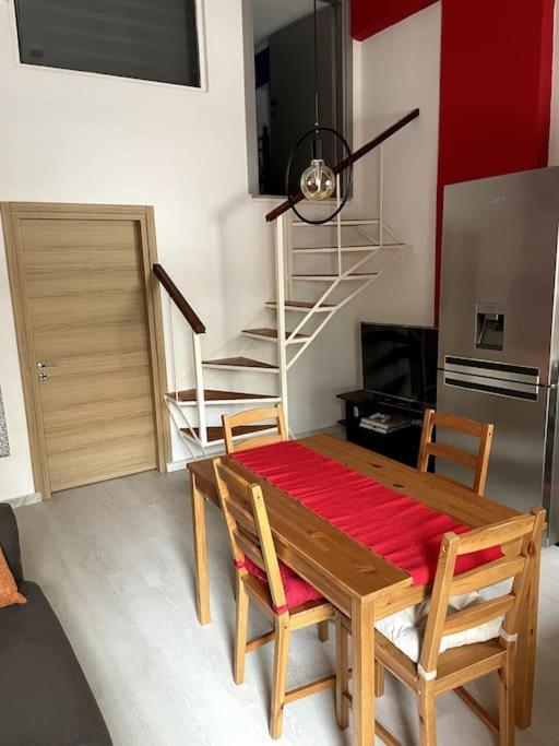 Comfy Apartment With Low Ceiling Attic Atény Exteriér fotografie